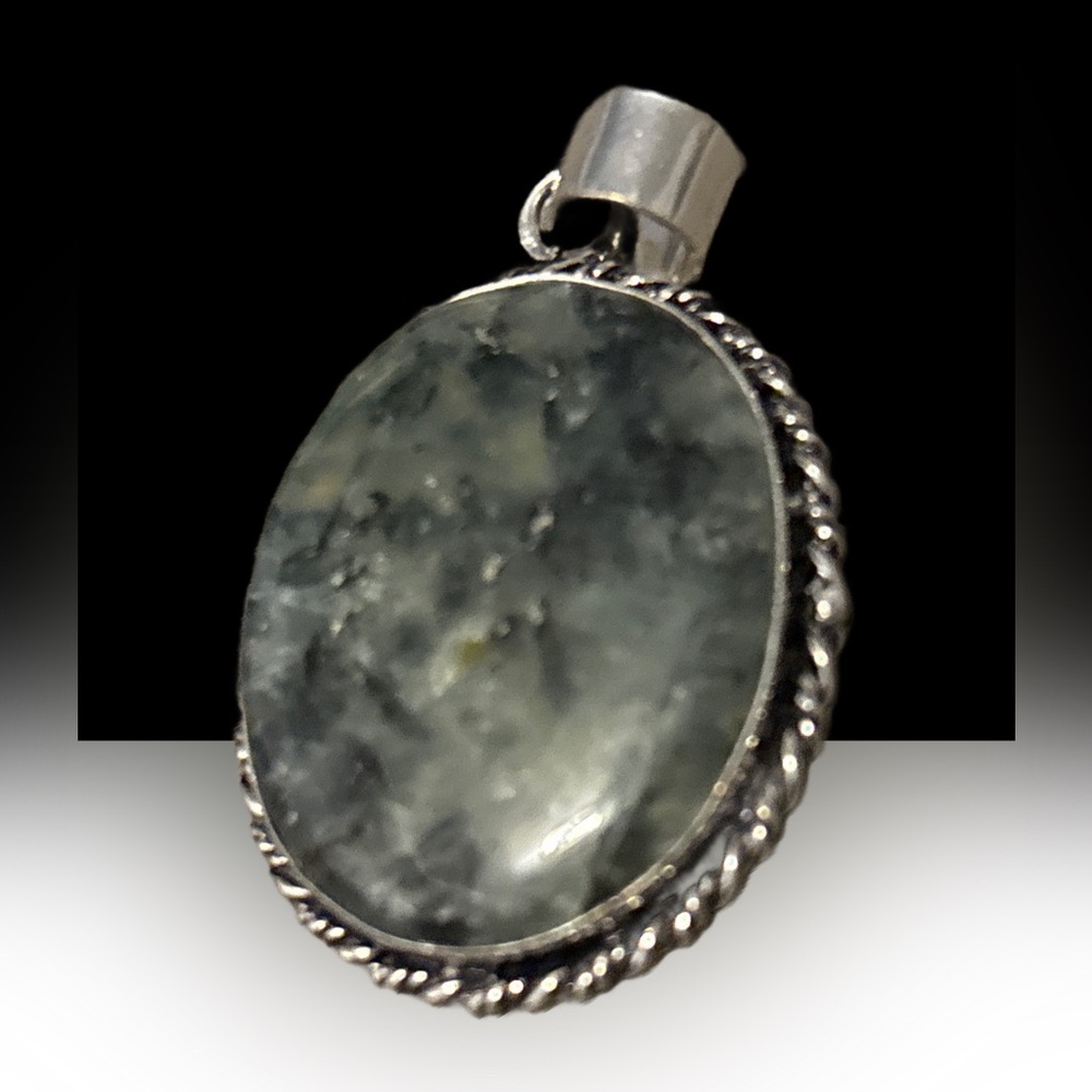 New Elegant Silver Pendant with Green Stone 925 stamp